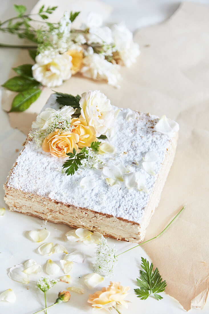 Millefeuille von Nougat, mit Rosenblüten dekoriert