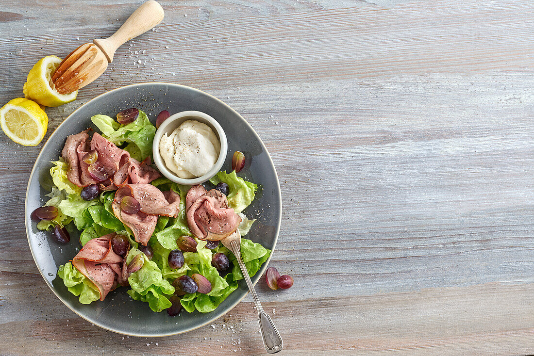 Lettuce with roast beef, grapes and lemon dressing