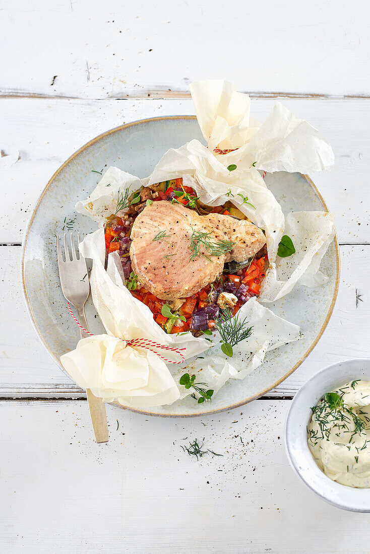 Im Papierpäckchen gebackenes Thunfischsteak mit Gemüse