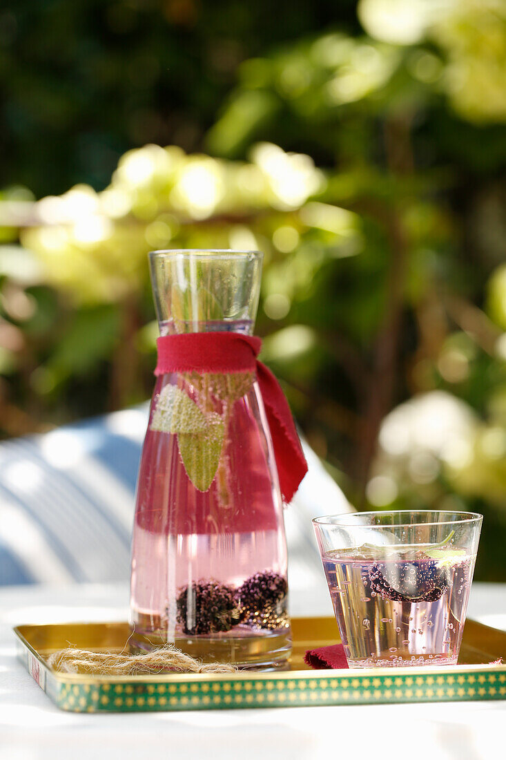 Aromatisiertes Wasser mit Salbei und Brombeeren