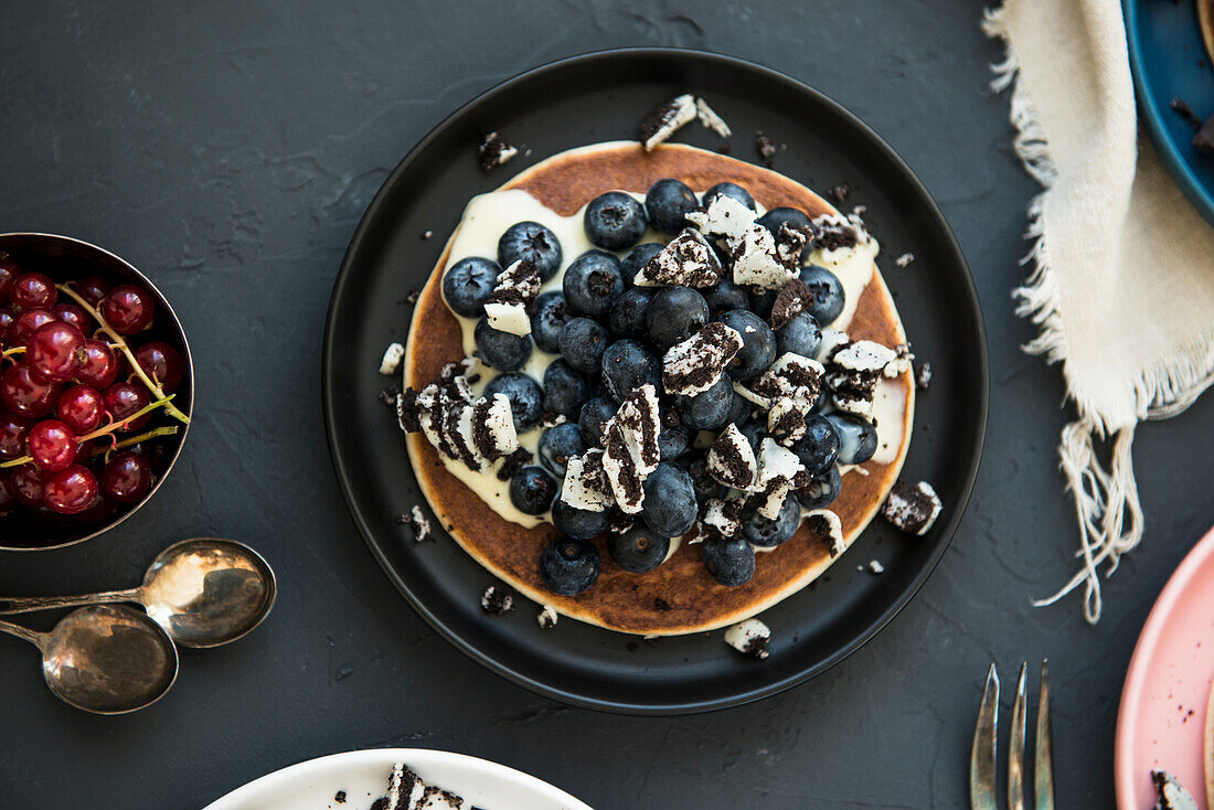 Pancakes mit Schokokeksen und Heidelbeeren