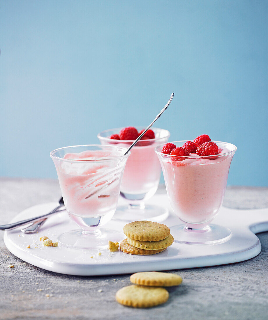 Himbeermousse mit Minzkeksen