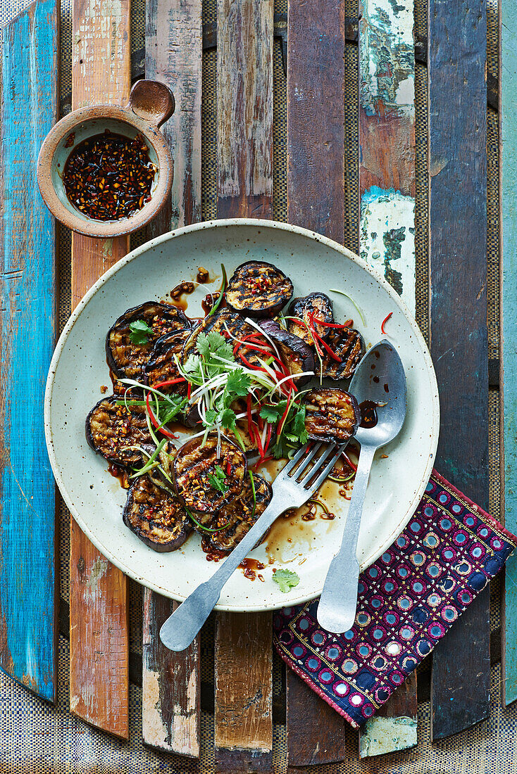 Malaiisch gegrillte Aubergine mit Ketjap Manis, Limette und Frühlingszwiebeln