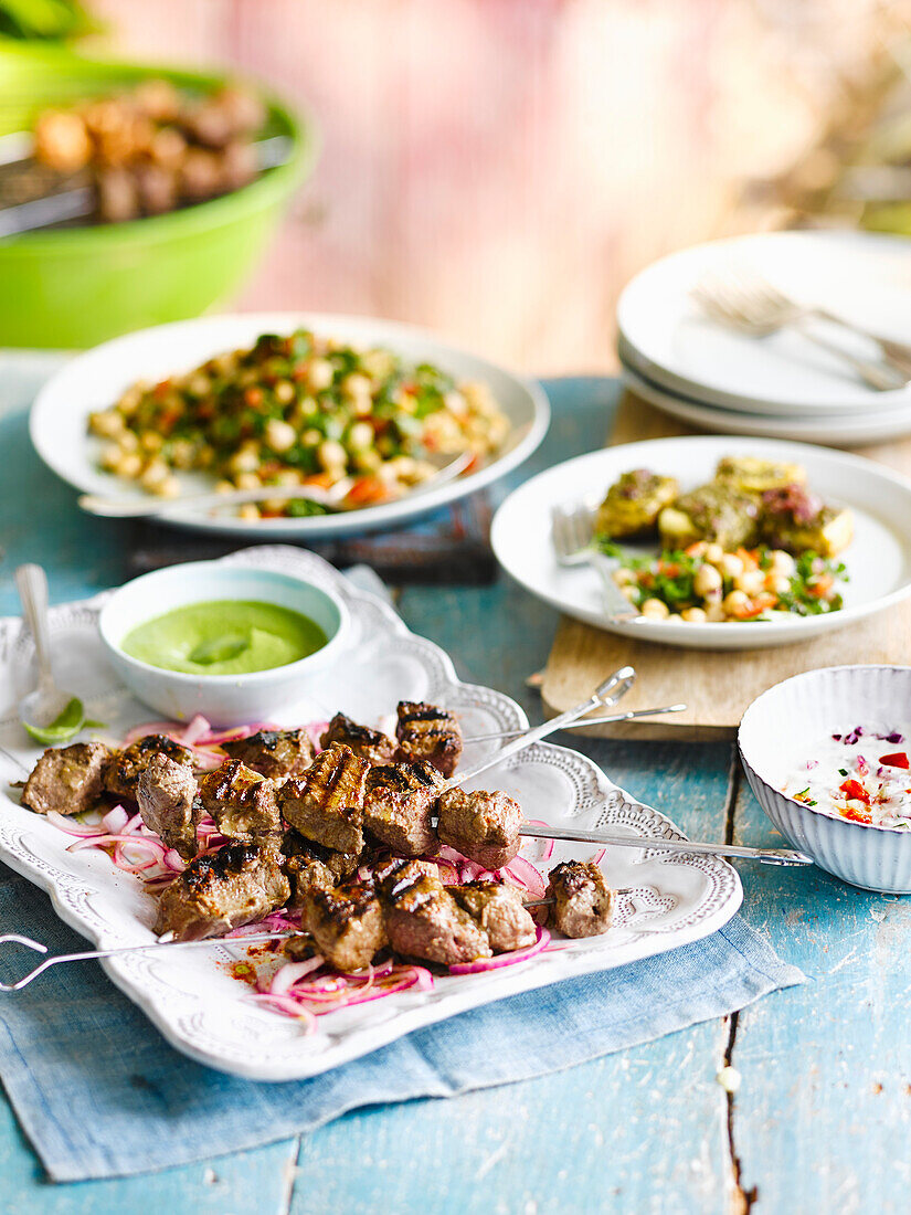 Würzig gegrillte Lammspieße mit Kichererbsensalat und Kräuterchutney