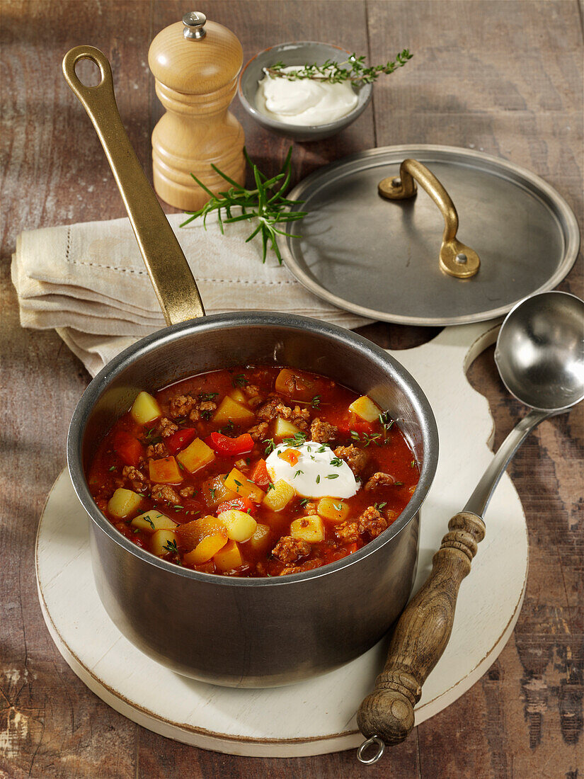 Autumnal farmer's stew with minced meat, peppers and potatoes