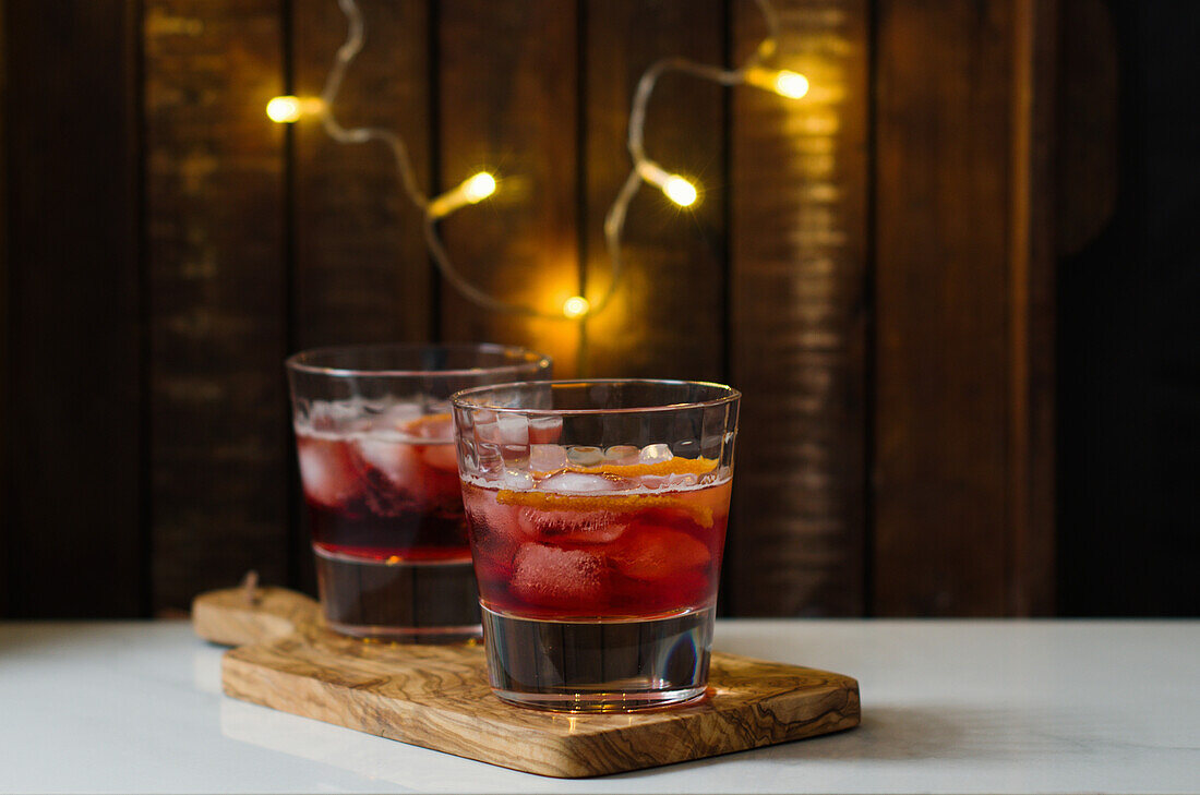 Campari mit Eiswürfeln und Orangenschale