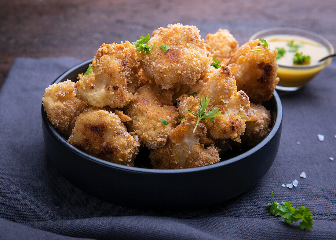 Knusprige Cauliflower Wings mit süßem Senf-Dip