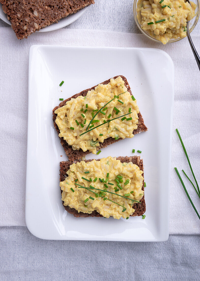 Vollkornbrot mit veganem 'Eiersalat' auf Basis von Spaghetti und Kichererbsen