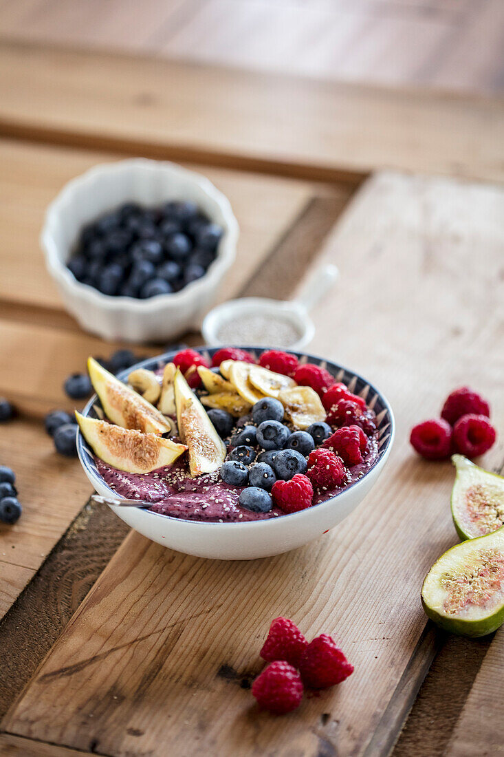 Frühstück Bowl mit Früchten