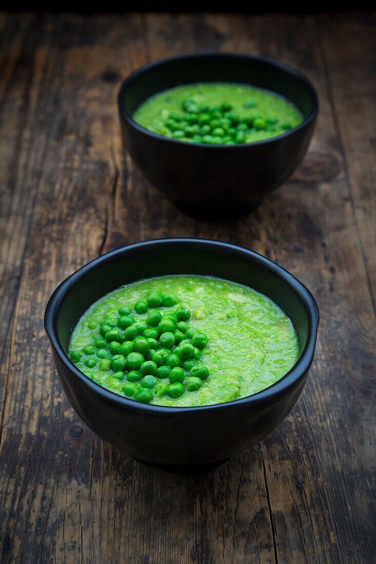 Pea soup in bowl
