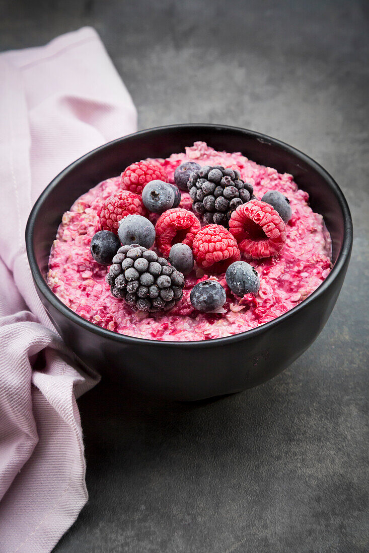 Overnight Oats mit gefrorenen Beeren