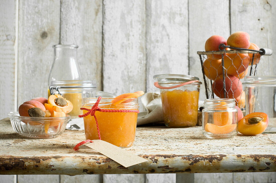 Gläser hausgemachte Aprikosenmarmelade und Aprikosen