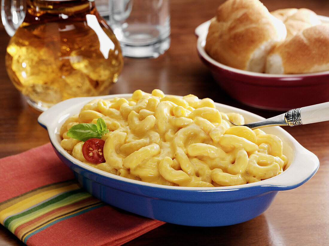 Mac and cheese with dinner rolls