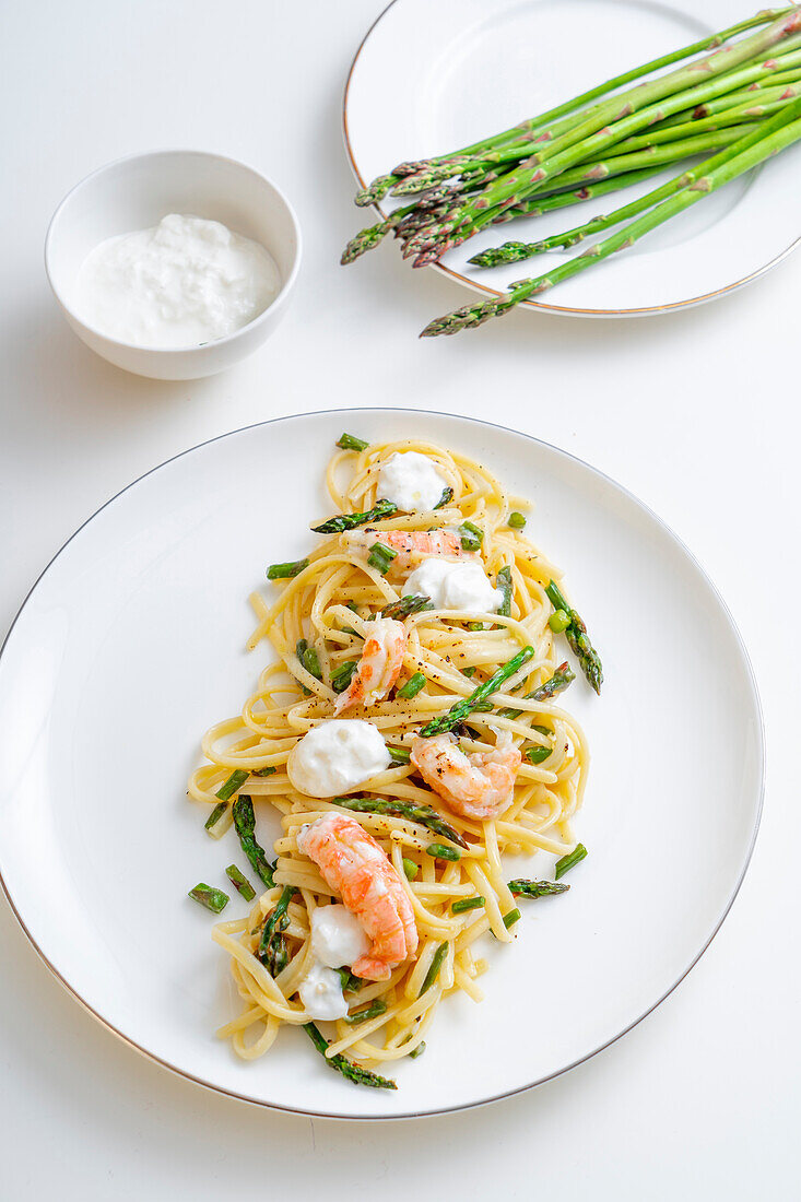 Linguine mit Scampi, grünem Spargel und Burrata