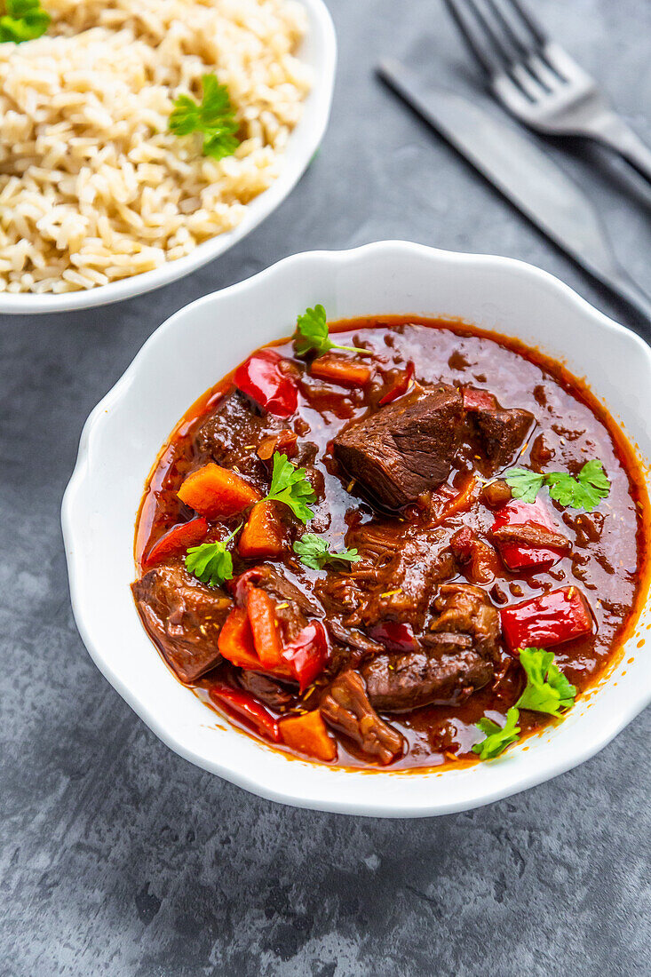 Vegetarian goulash with jackfruit and rice