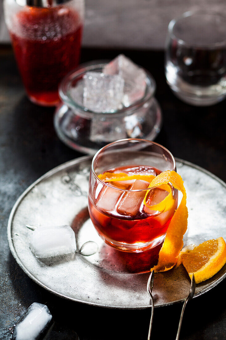 Negroni mit Orangenschale und Eiswürfeln