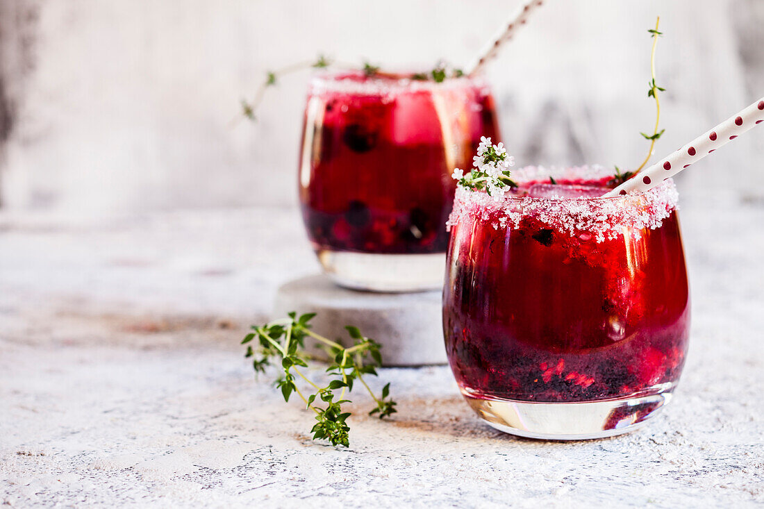 Wildbeeren-Thymian-Smash mit Waldbeeren, Thymian, Tequila und Sprudelwasser