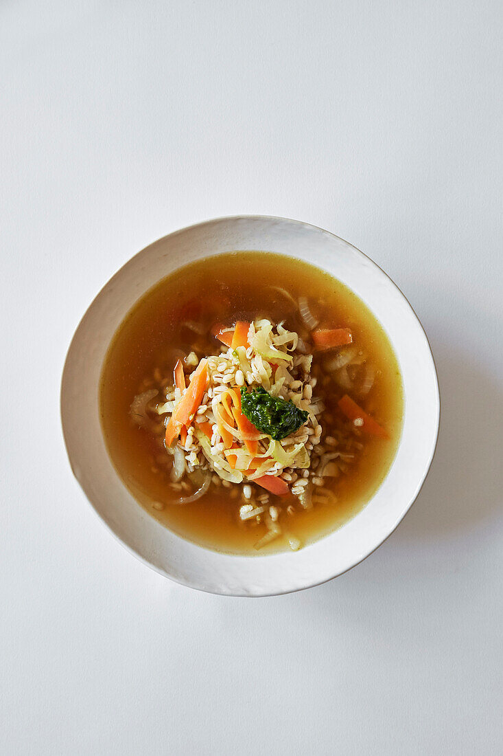 Gersten-Minestrone-Suppe mit Pesto