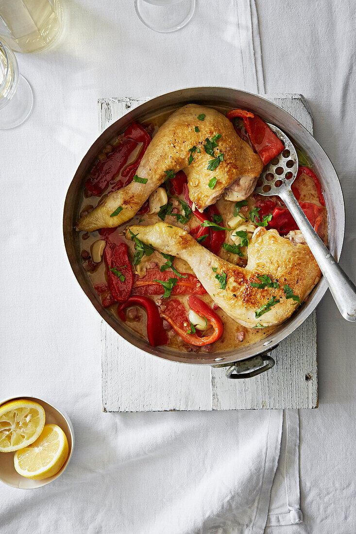 Gebratene Hähnchenschenkel mit Paprika, Knoblauch und Petersilie