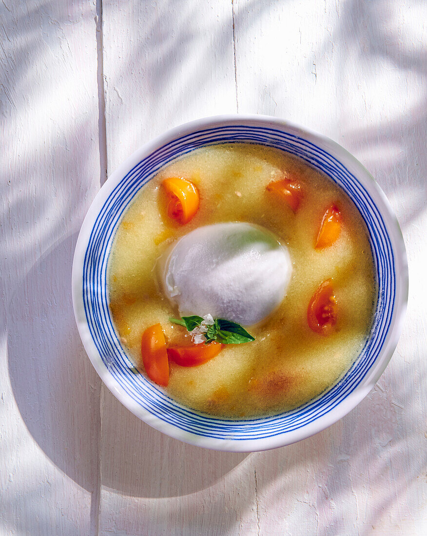 Gazpacho mit Tomaten und Mozzarella