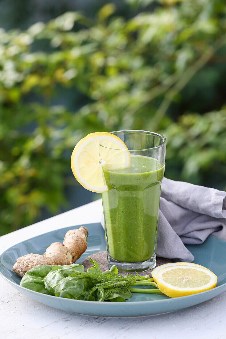 Grüner Smoothie mit Spinat und Kräutern