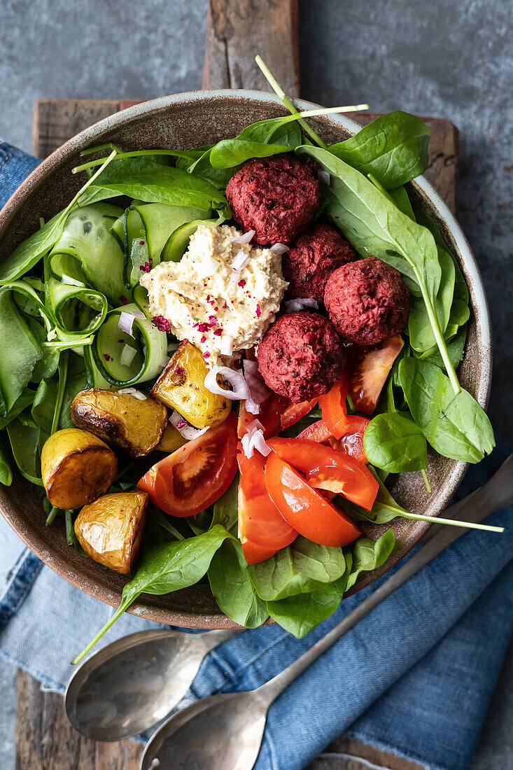 Gurken-Spinat-Salat mit Rote-Bete-Falafel, Hummus und Bratkartoffeln