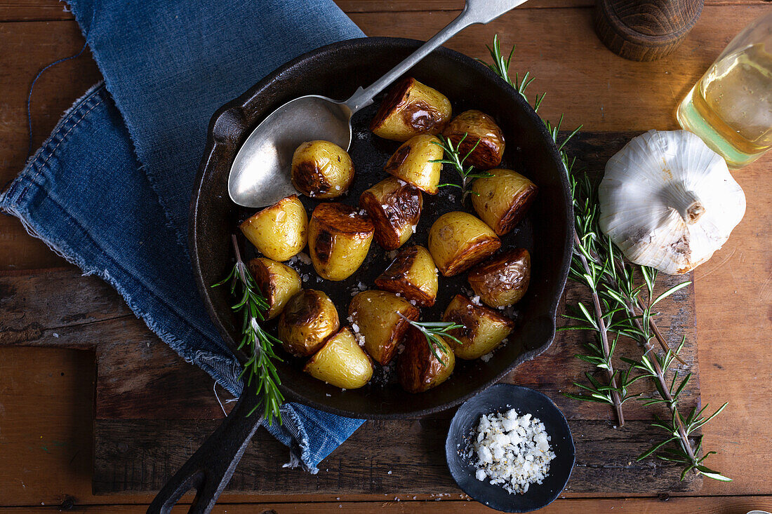 Roast potatoes with rosemary, garlic and salt