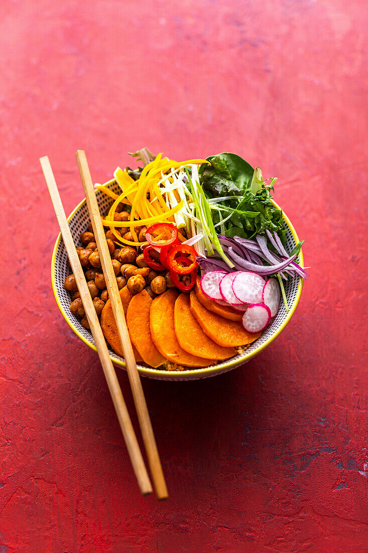 Salad bowl with chickpeas, chilli, peppers, radishes, onions and sweet potatoes