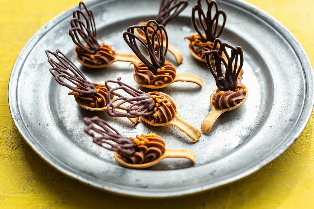 Sweet spoon bites with chocolate mousse