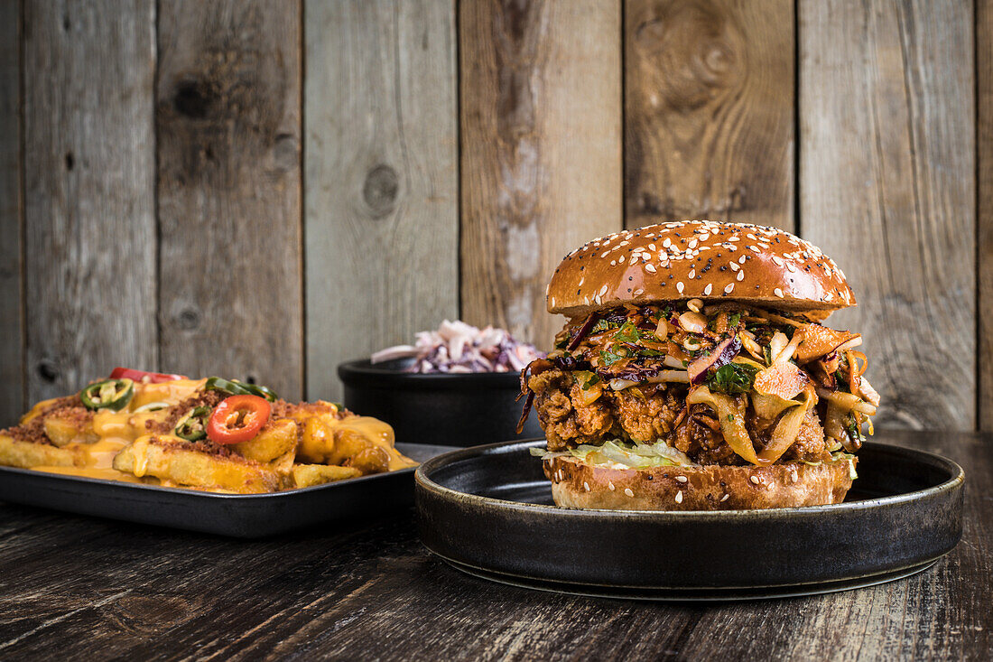 Burger mit gegrilltem Fleisch dazu Käsepommes