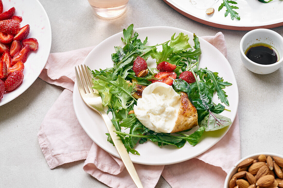 Arugula salad with grilled chicken, burrata and fresh strawberries