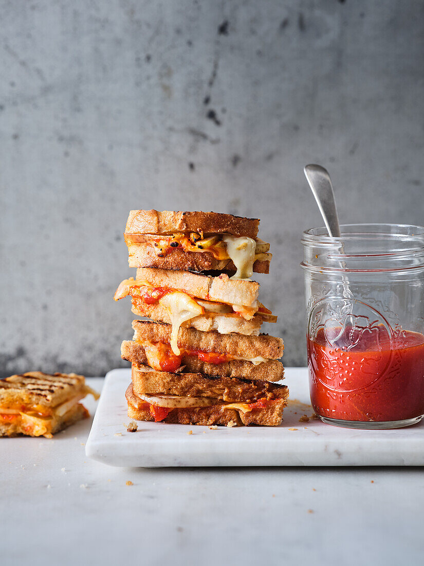 Käse-Sandwiches mit Birne und homemade Sriracha vom Tischgrill