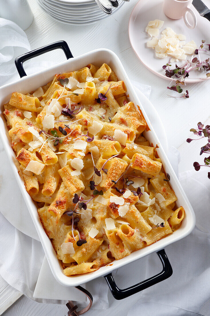 Rigatoni baked with cheese sauce