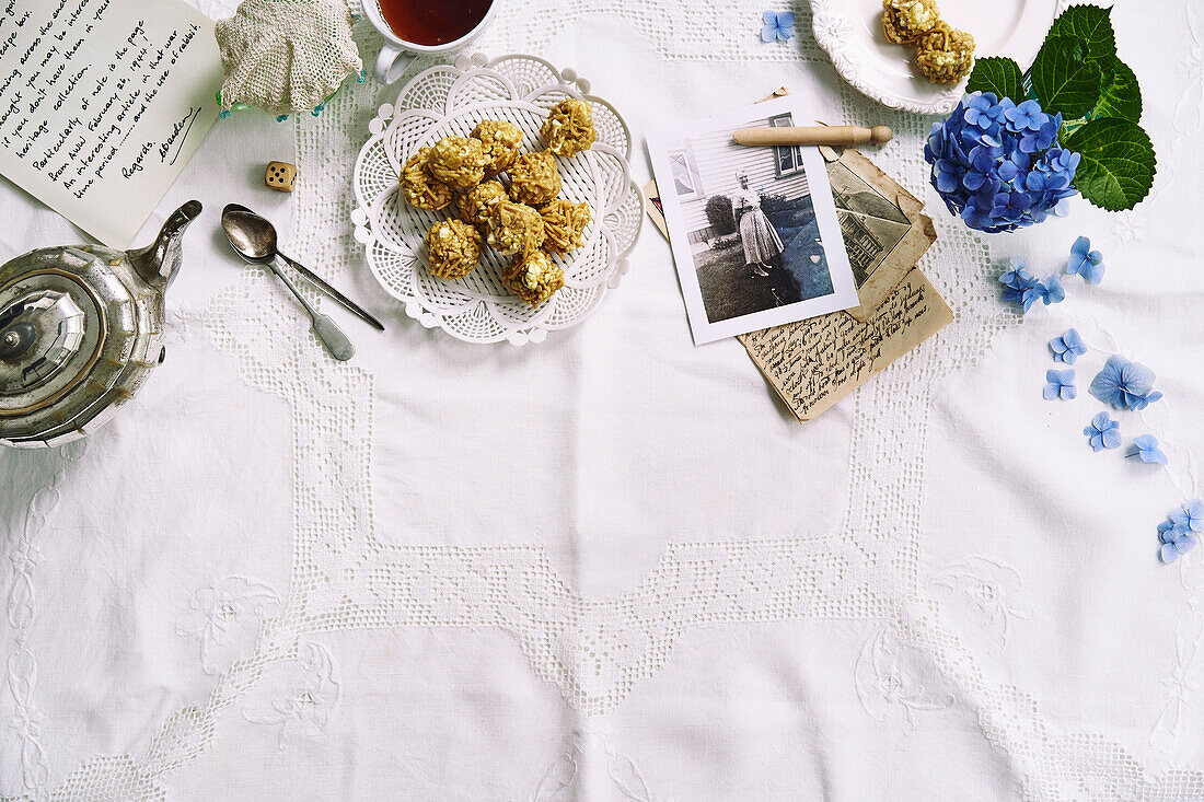 Nussbällchen, Teekanne, alte Fotos und Hortensienblüte