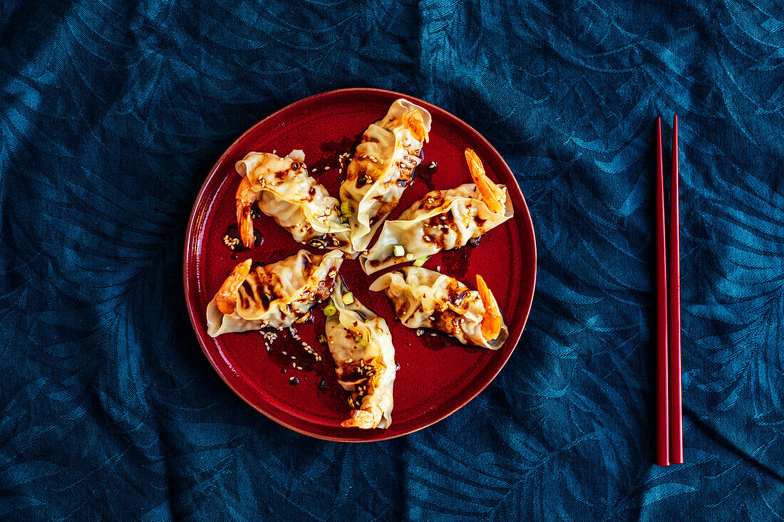 Dumplings mit Schweinefleisch, Garnelen, Gochujang und Sesam