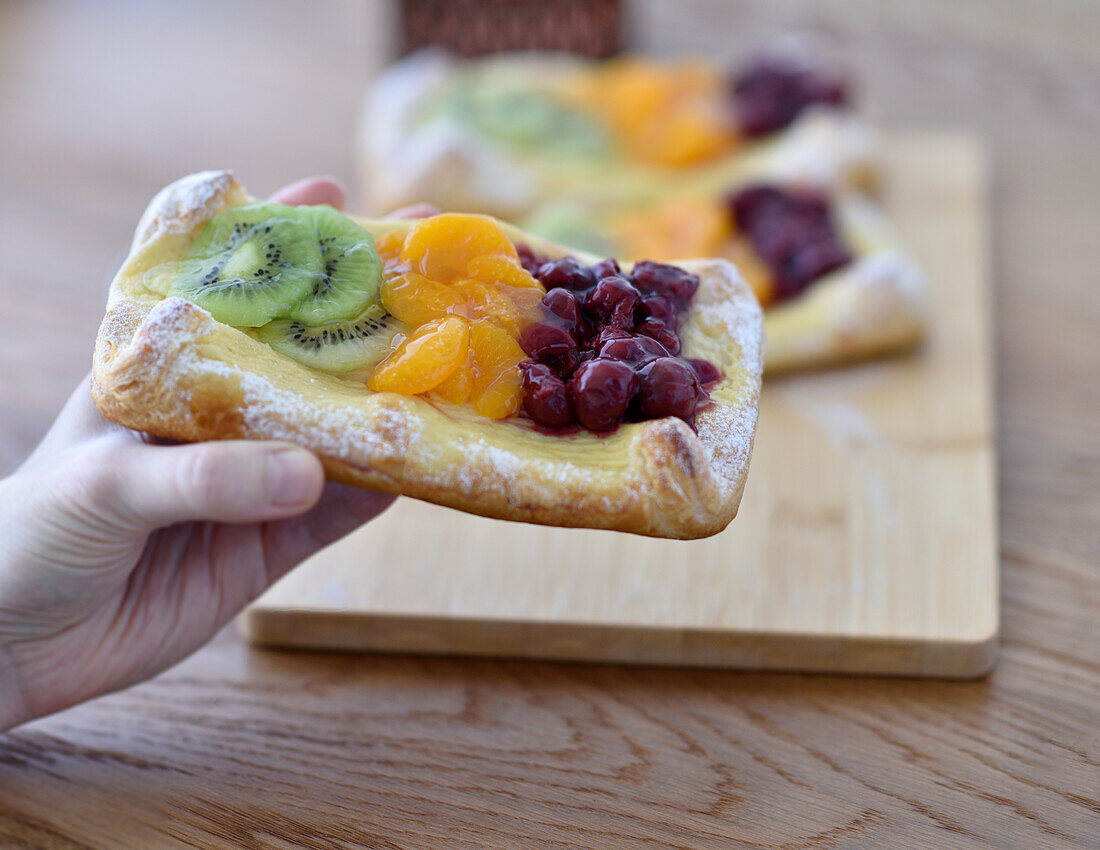 Vegane Quark-Plunder-Teilchen mit Kiwi, Mandarinen und Kirschen