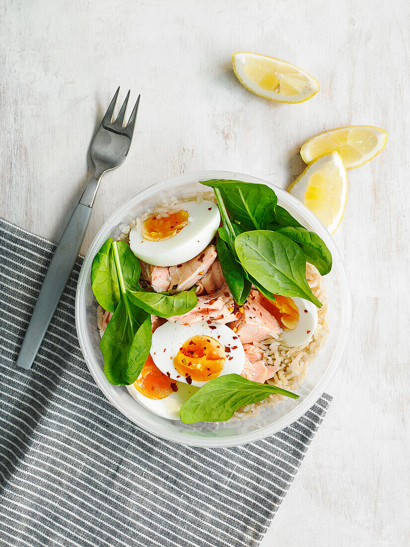 Protein-Bowl mit Lachs, Ei und Spinat