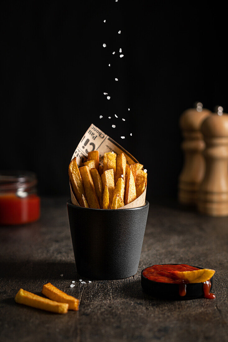 Pommes frites mit Streusalz und Ketchup