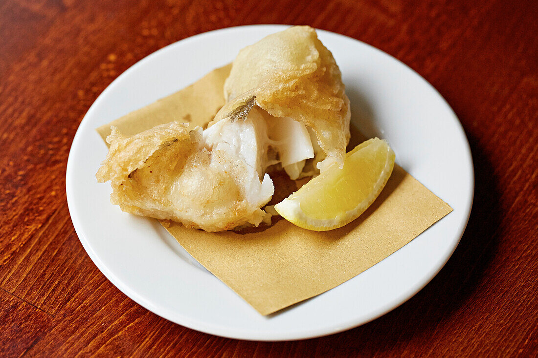 Frittierter Weißfisch mit Zitronenspalte