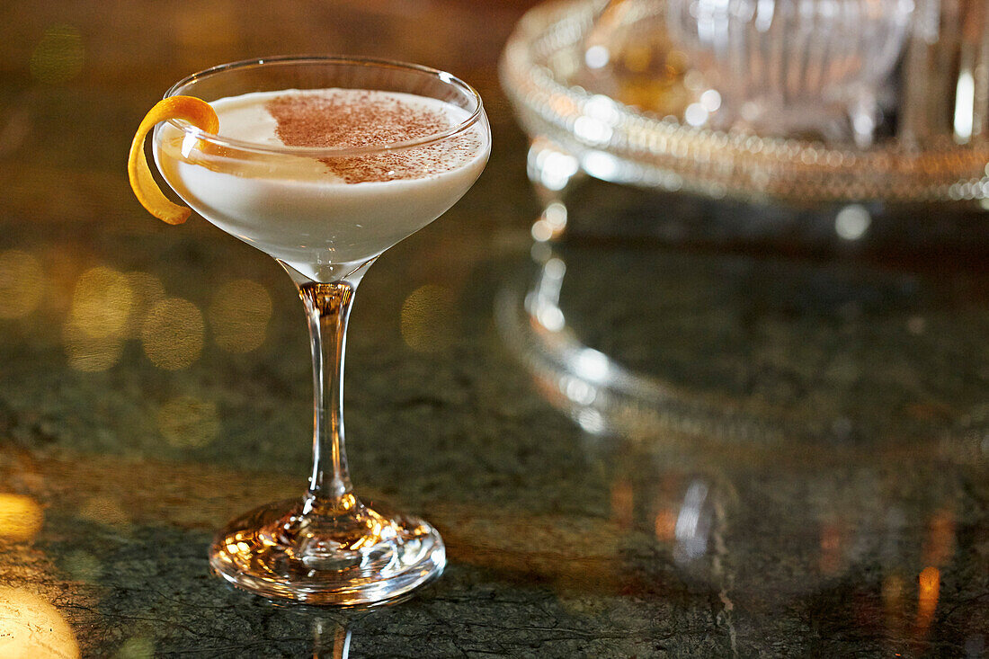 Cocktail mit Irish Cream, garniert mit Orange und Schokolade