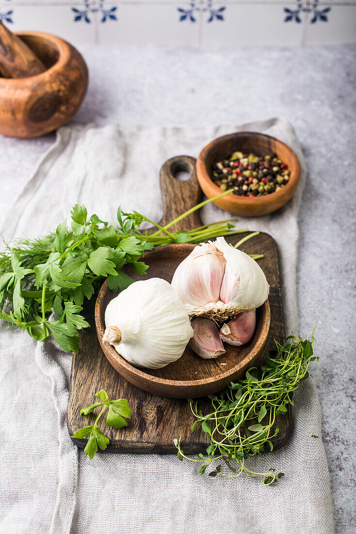 Frische Kräuter, Knoblauch und Gewürze