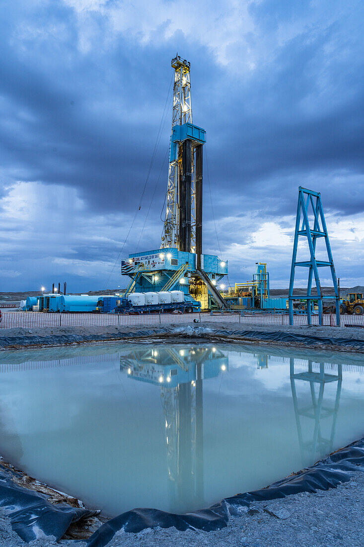 Oil well drilling rig