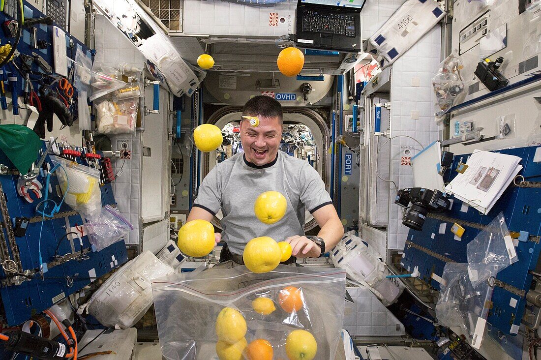 Kjell Lindgren with fresh fruit on the ISS