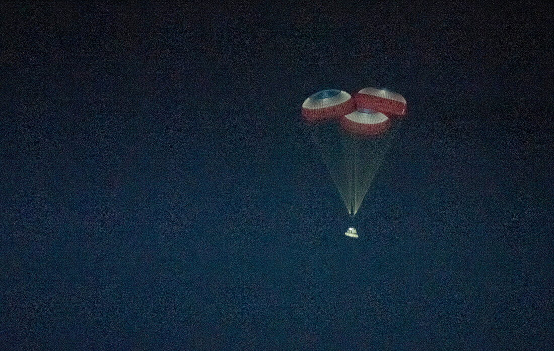 CST-100 Starliner spacecraft landing