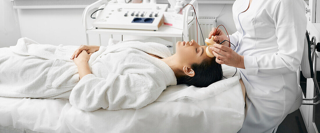 Facial microcurrent therapy