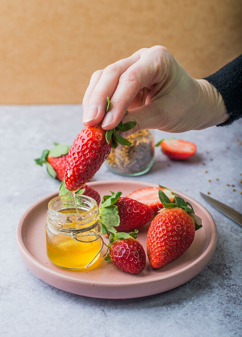Frische Erdbeeren mit Honig und Propolis