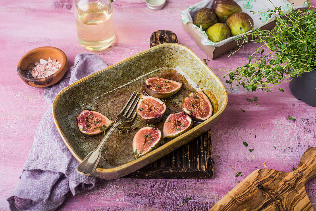 Baked figs with thyme