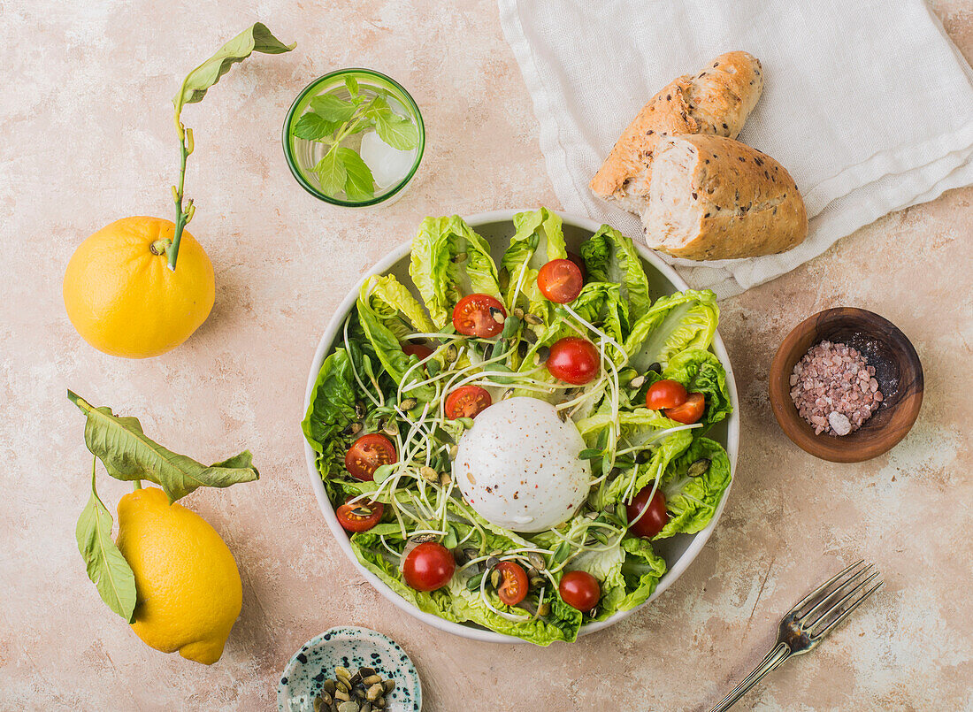 Romanasalat mit Burrata und Tomaten