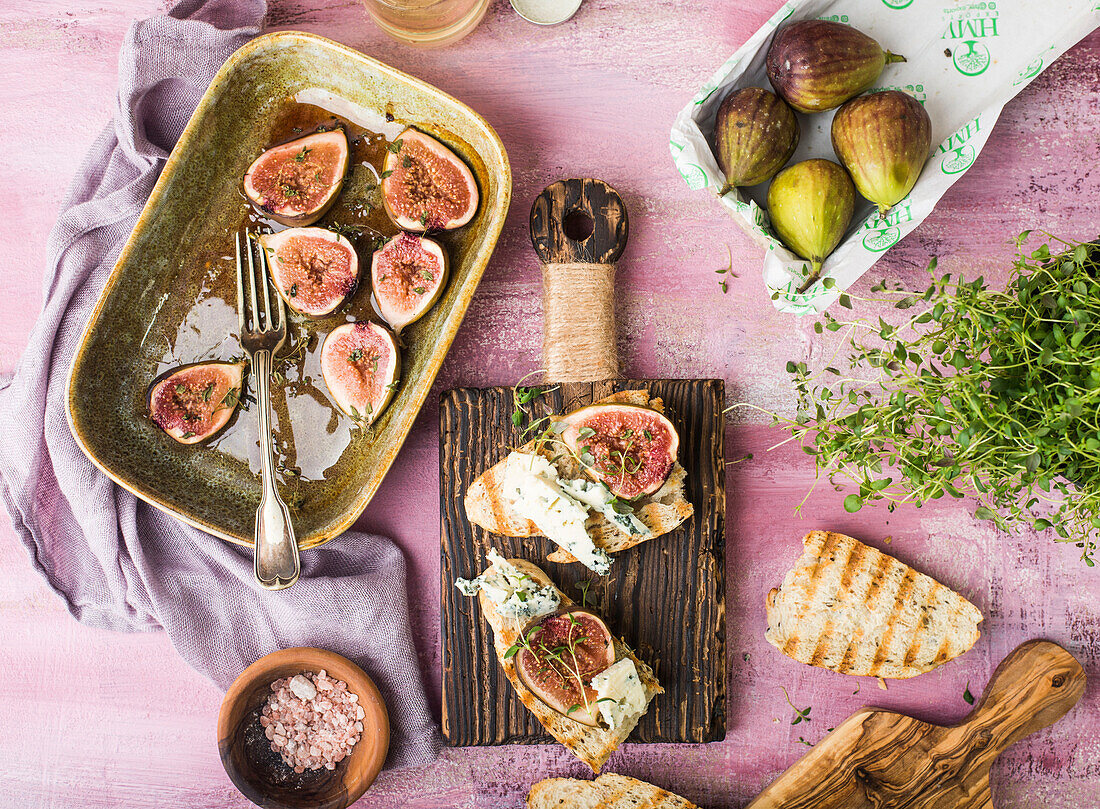 Crostini with baked figs and blue cheese