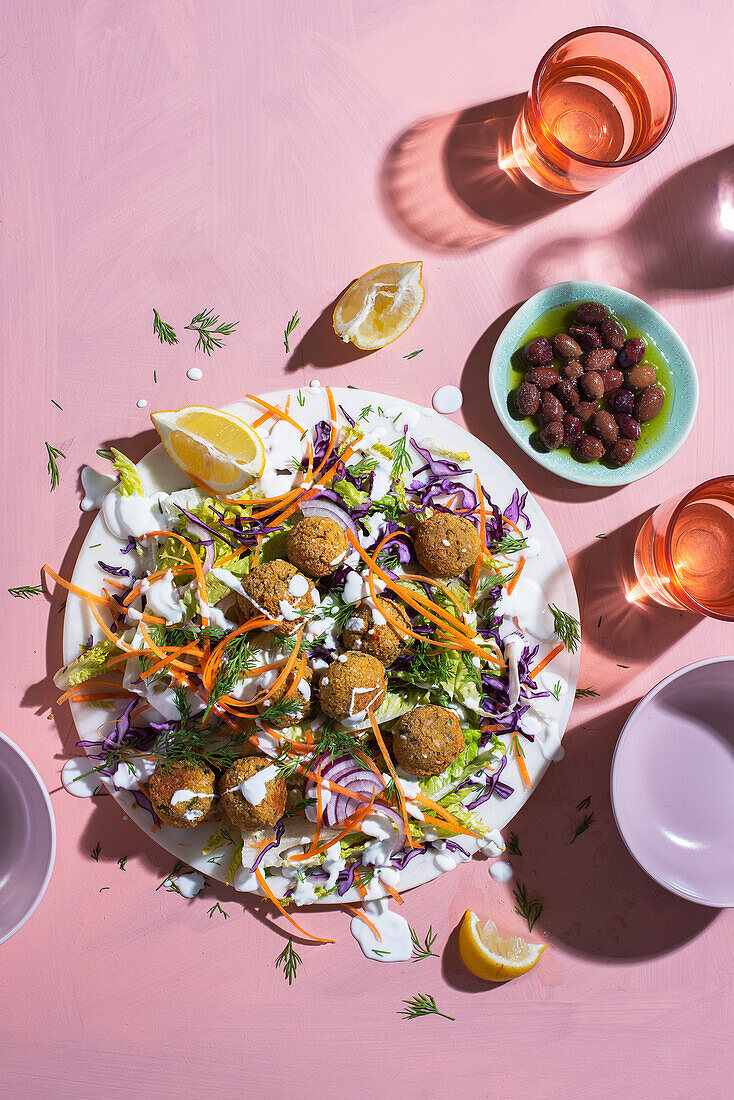 Knackiger Salat mit Falafel und Joghurt-Dressing
